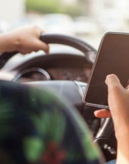 Distraction au volant : téléphone portable en conduidant