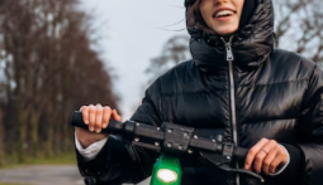 Pour une meilleure visibilité des cyclistes et des trottinettistes, le code de la route autorise désormais l’ajout d’éclairages supplémentaires